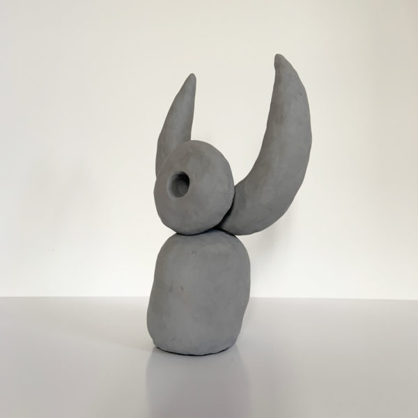 Sculpture en céramique grise signée Dainche, artiste contemporain