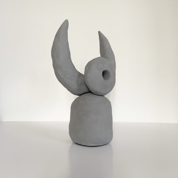 Sculpture en céramique grise signée Dainche, artiste contemporain