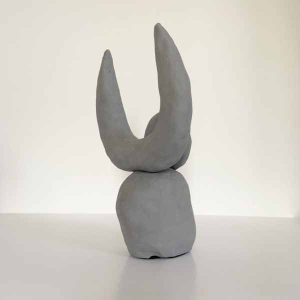 Sculpture en céramique grise signée Dainche, artiste contemporain
