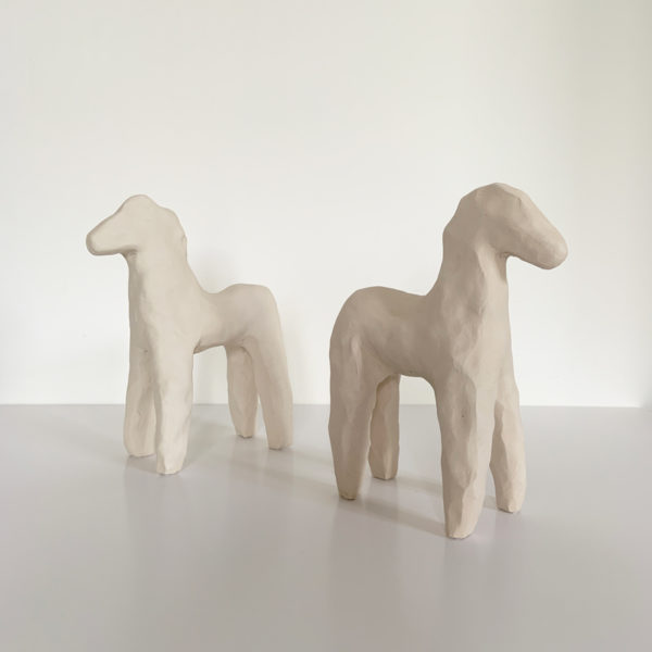 Sculpture de cheval en argile blanche signée Dainche, artiste contemporain