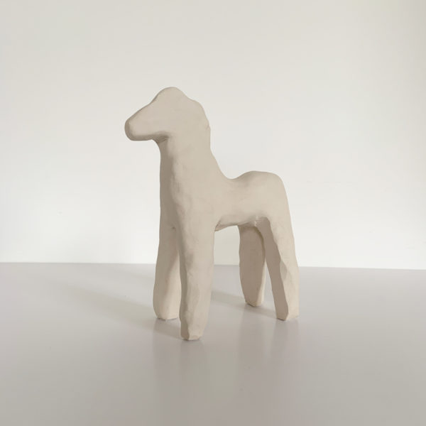 Sculpture de cheval en argile blanche signée Dainche, artiste contemporain