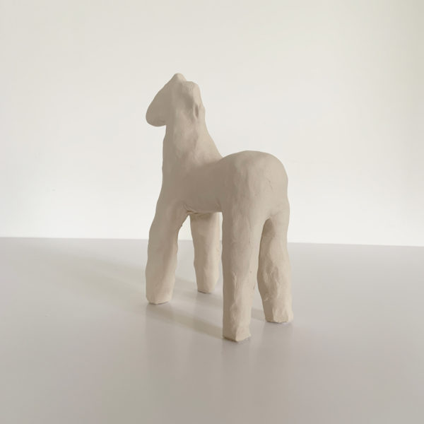 Sculpture de cheval en argile blanche signée Dainche, artiste contemporain