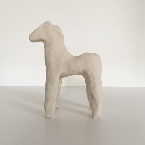 Sculpture de cheval en argile blanche signée Dainche, artiste contemporain