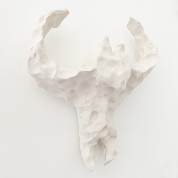Sculpture de chauve-souris en céramique blanche signée Dainche, artiste contemporain