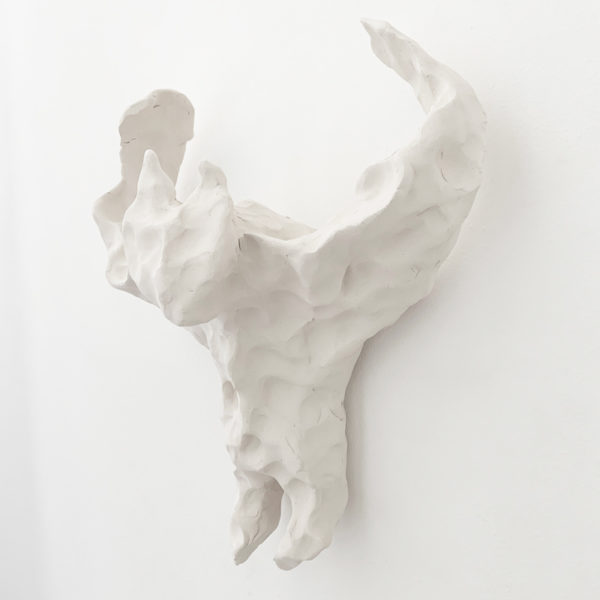 Sculpture de chauve-souris en céramique blanche signée Dainche, artiste contemporain