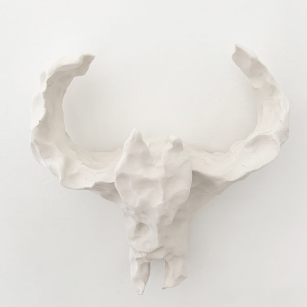 Sculpture de chauve-souris en céramique blanche signée Dainche, artiste contemporain