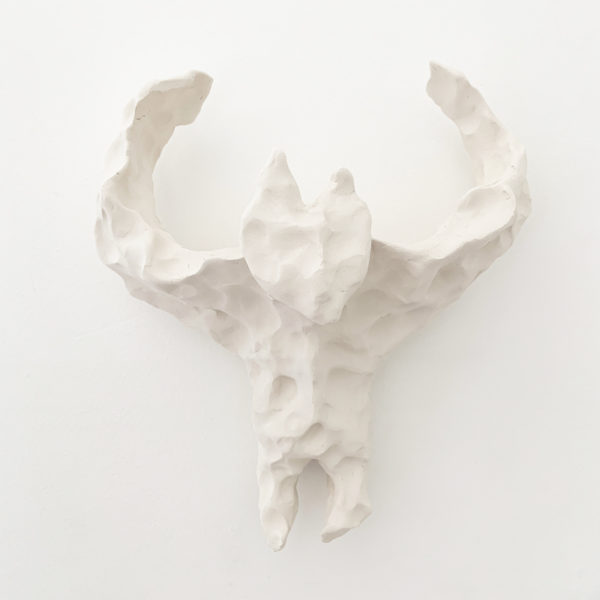 Sculpture de chauve-souris en céramique blanche signée Dainche, artiste contemporain