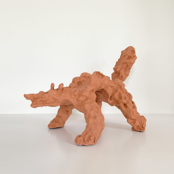 Sculpture de loup en argile rouge signée Dainche, artiste contemporain