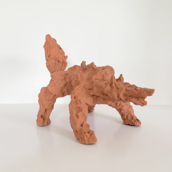 Sculpture de loup en argile rouge signée Dainche, artiste contemporain