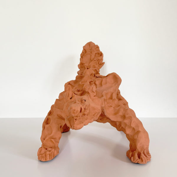 Sculpture de loup en argile rouge signée Dainche, artiste contemporain