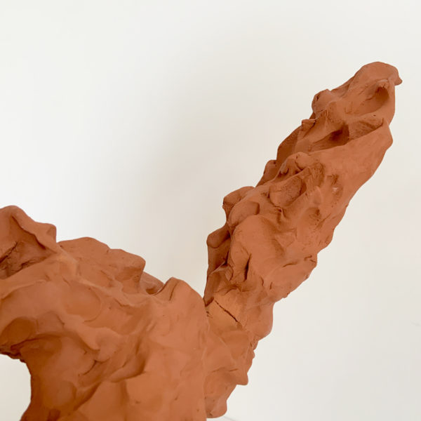 Sculpture de loup en argile rouge signée Dainche, artiste contemporain