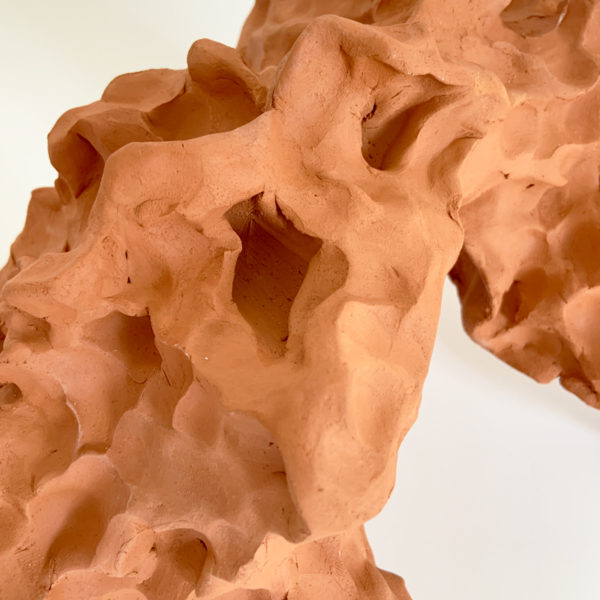 Sculpture de loup en argile rouge signée Dainche, artiste contemporain