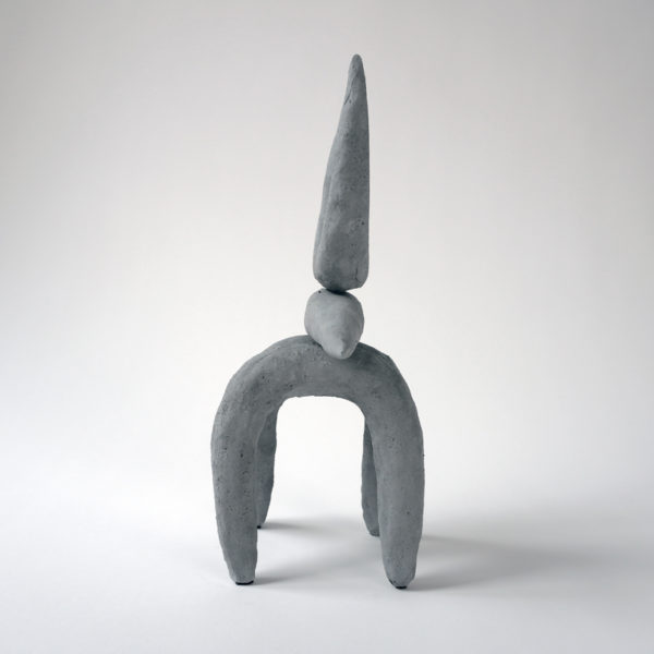 Sculpture en céramique grise signée Dainche, artiste contemporain