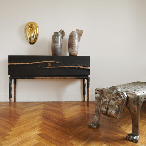 Cabinet à tiroirs en chêne massif et bronze en chêne massif et bronze signée Hoon Moreau, artiste designer de meubles et objets d'exception