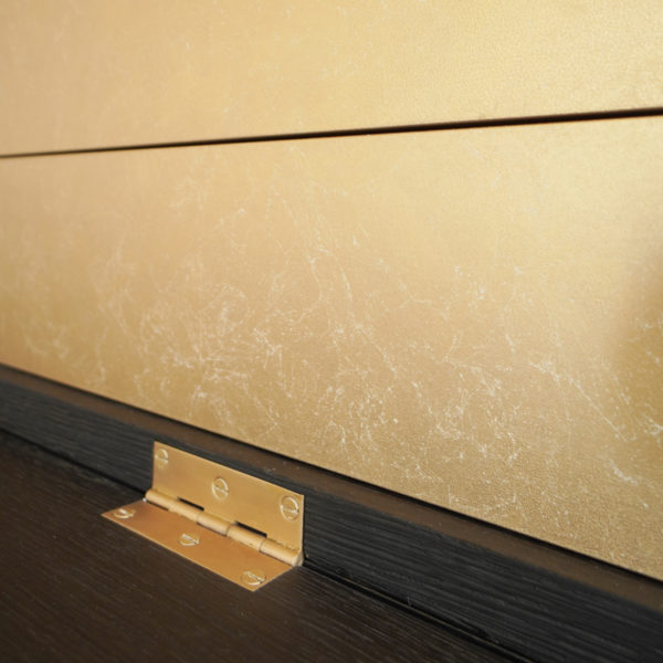 Cabinet à tiroirs en chêne massif et bronze en chêne massif et bronze signée Hoon Moreau, artiste designer de meubles et objets d'exception