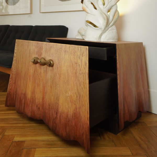 Table de chevet en chêne et bronze signée Hoon Moreau, artiste designer de meubles uniques en bois sculpté