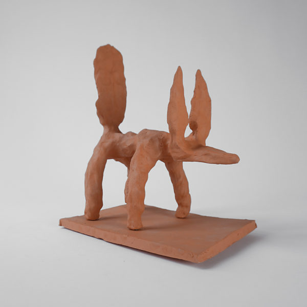 Sculpture de renard en argile rouge signée Dainche, artiste contemporain