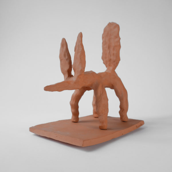 Sculpture de renard en argile rouge signée Dainche, artiste contemporain