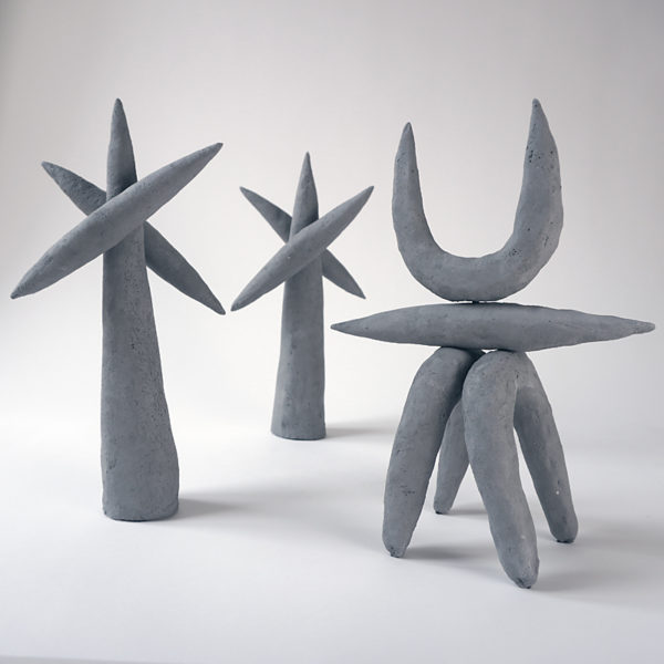 Sculpture en céramique grise signée Dainche, artiste contemporain