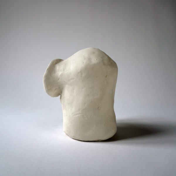 Sculpture de chouette en argile blanche signée Dainche, artiste contemporain