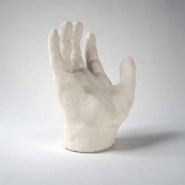 Sculpture de main en argile blanche signée Dainche, artiste contemporain