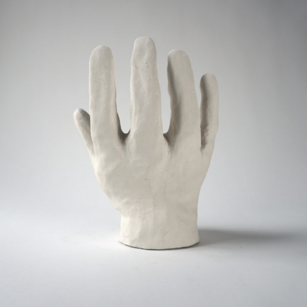 Sculpture de main en argile blanche signée Dainche, artiste contemporain