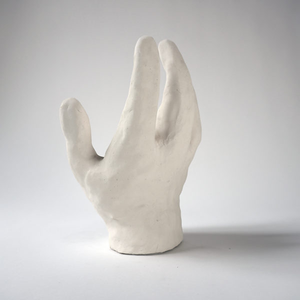 Sculpture de main en argile blanche signée Dainche, artiste contemporain