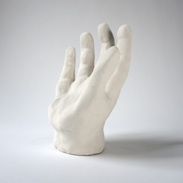 Sculpture de main en argile blanche signée Dainche, artiste contemporain