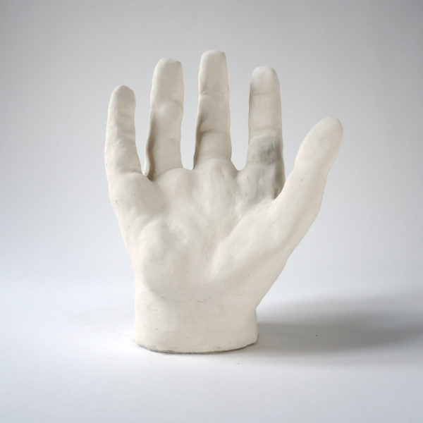 Sculpture de main en argile blanche signée Dainche, artiste contemporain