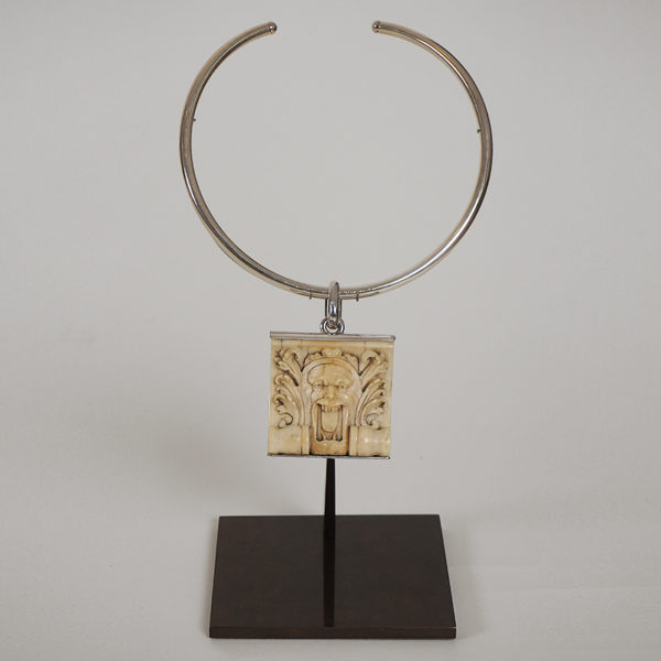 Pendentif composé d’un grotesque baroque en ivoire du XVIIe siècle. Un bijou de créateur signé Gabriela Sismann.
