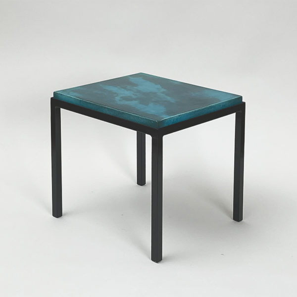 ​Table d’appoint carrée en métal laqué noir avec plateau bleu en céramique émaillée, par Gerard Simoën