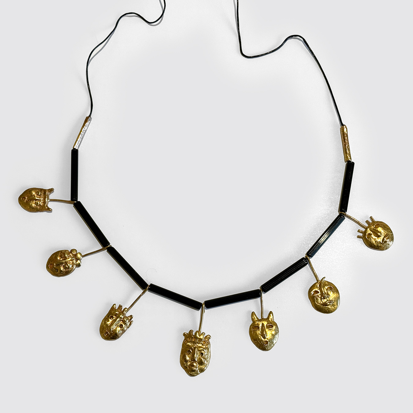 COLLIER EN LAITON – LES MASQUES