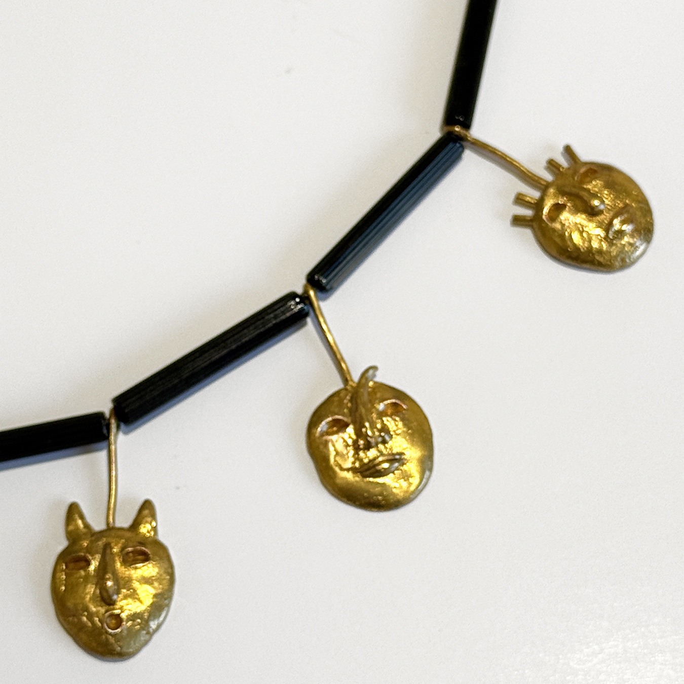 COLLIER EN LAITON - LES MASQUES – Image 3