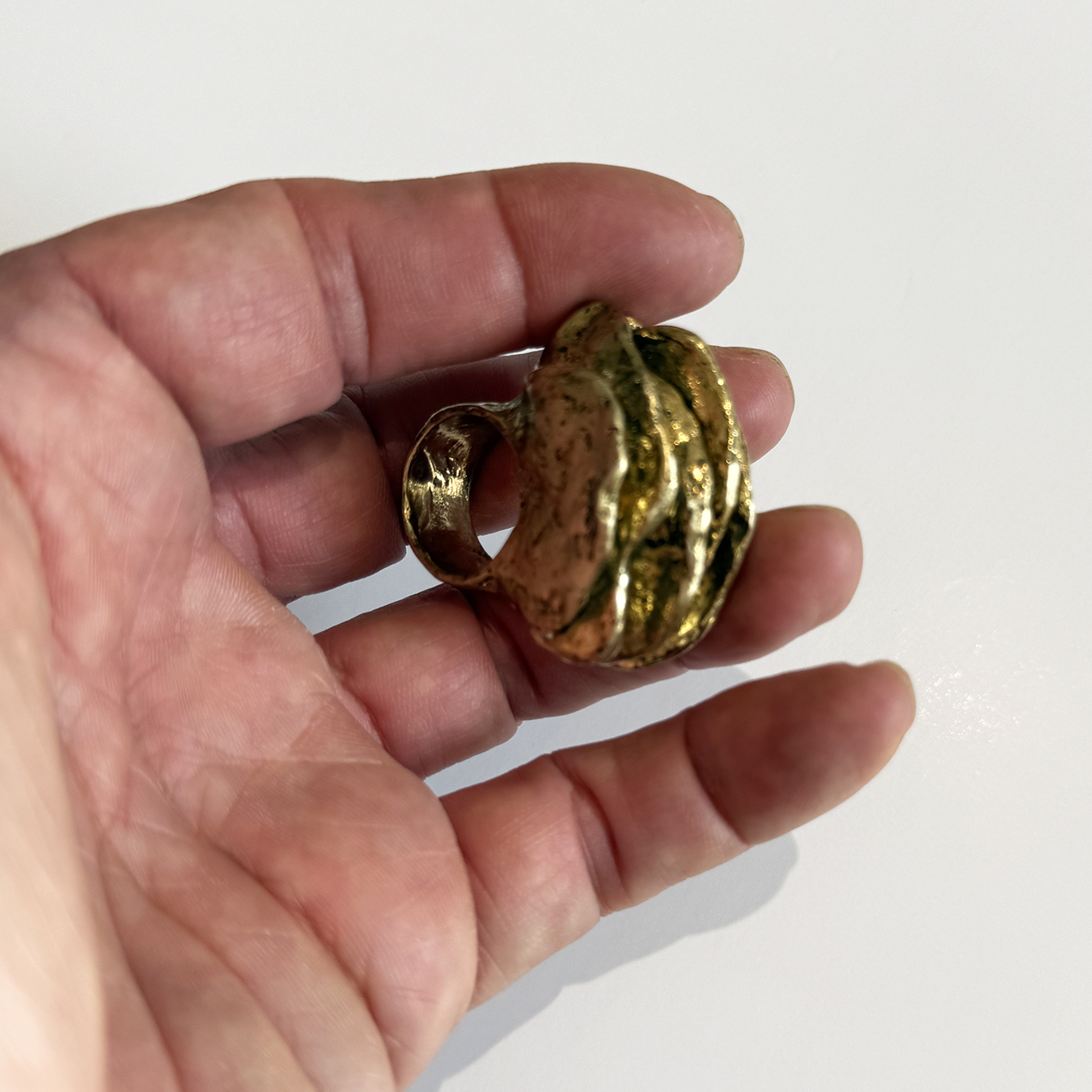 BAGUE EN LAITON - VOLUTES II – Image 3