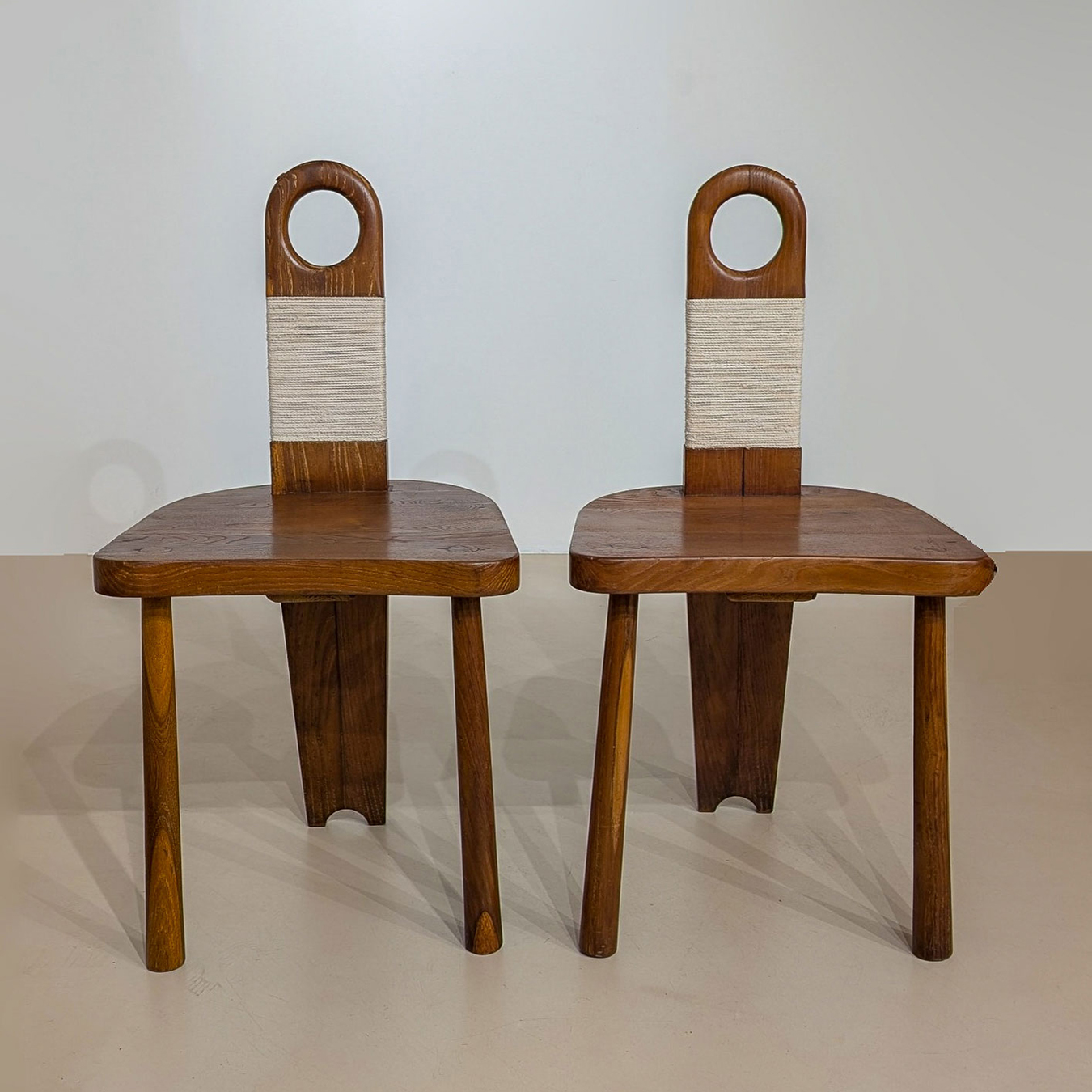 PAIRE DE CHAISES BRUTALISTES (1940) – Image 4